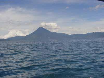 Foto: Guatemala-Volcán San Pedro na břehu jezera Atitlán