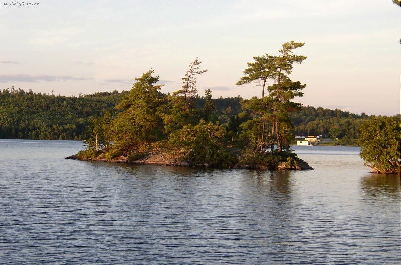 Foto: Jezero Temagami-Jeden z 1300 ostrůvků a ostrovů. V pozadí BEAR ISLAND.