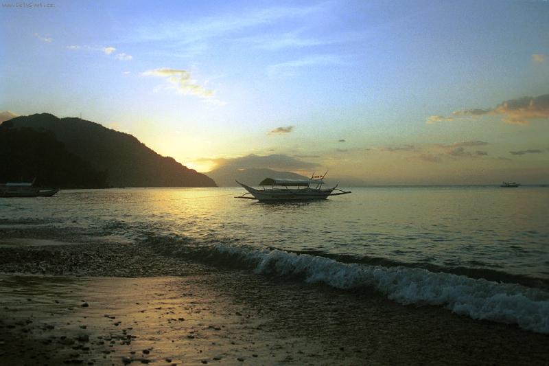 Foto: White Beach, Mindoro-Kýčovitý západ slunce na ostrově Mindoro.