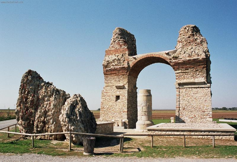 Foto: Petronell, Dolní Rakousko-Pohanská brána - nejznámější římská stavební památka Rakouska
