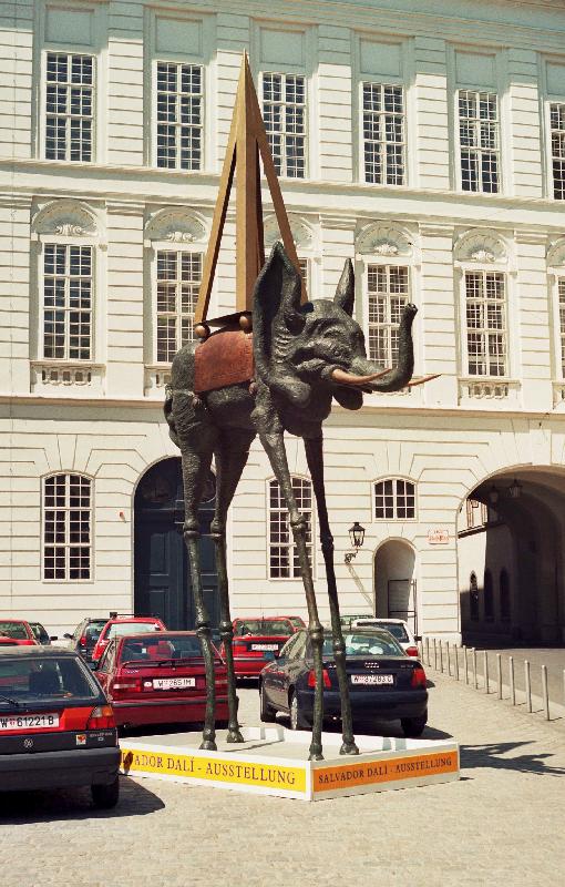 Foto: Vídeň-Salvador Dalí: plastika \"Slon s pavoučíma nohama\"