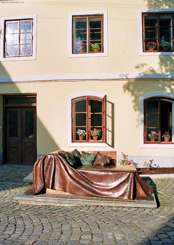 Foto: Příbor-Freudova pohovka - umělecká plastika před rodným domem S.F.