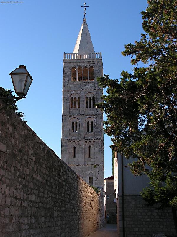 Foto: kouzlo uliček-při prohlídce klášt.komplexu