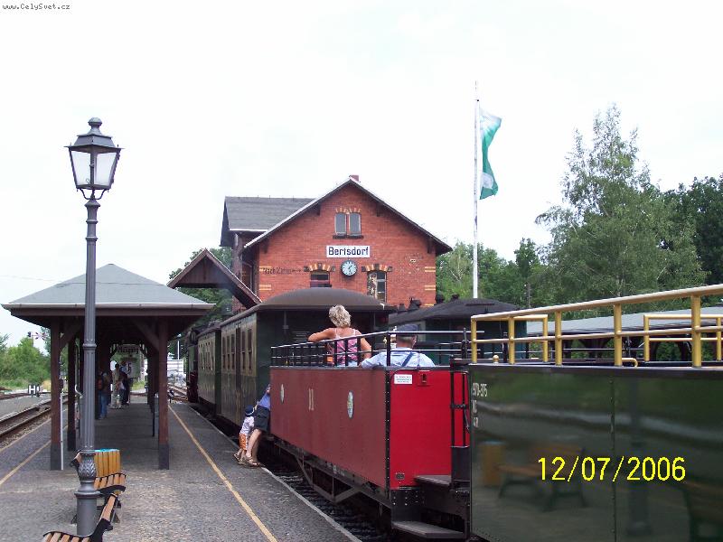 Foto: Bertsdorf-Nádraží úzkokolejky. Zde křižují vlaky z Kurort Oybin a Kurort Jonsdorf do Zittau.