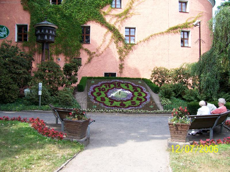 Foto: Zittau-Hodiny z květin a zvonkohra u bašty v centru města.