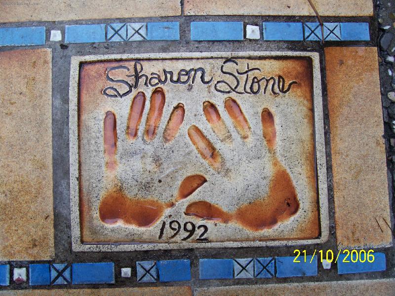 Foto: Cannes-Otisk rukou Sharon Stone před festivalovým palácem v Cannes.