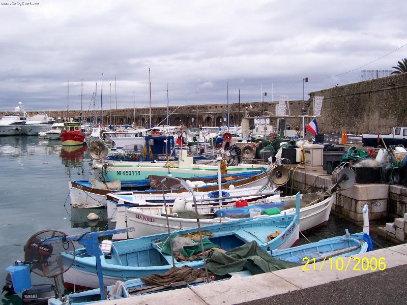 Foto: Antibes-Přístav v Antibes s mohutnými hradbami.