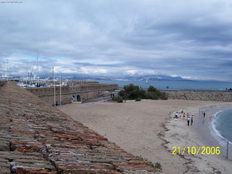 Foto: Antibes-Pláž pod hradbami města. Andělská zátoka. Na obzoru město Nice.