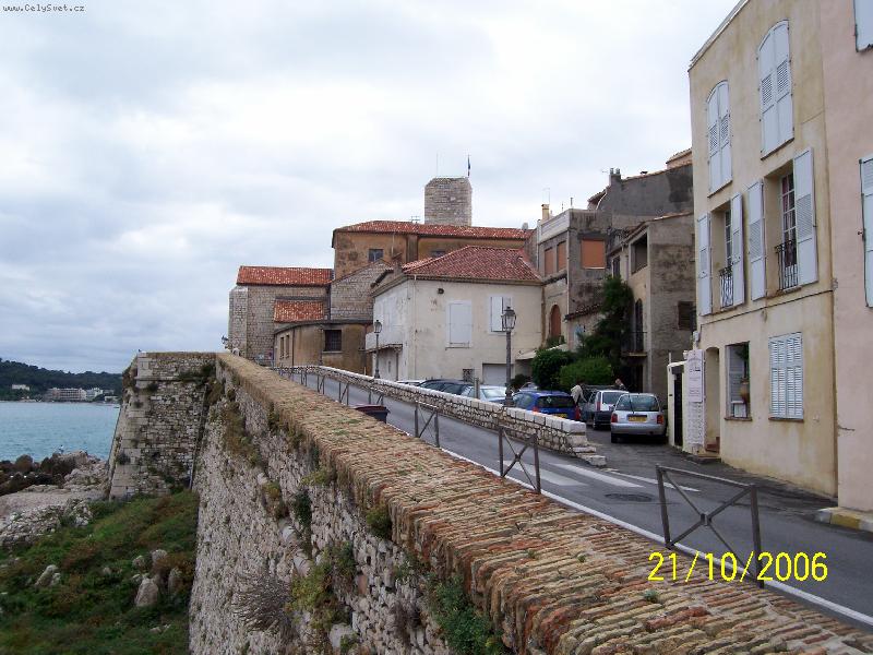Foto: Antibes-Ulice podél pobřeží a historického centra města