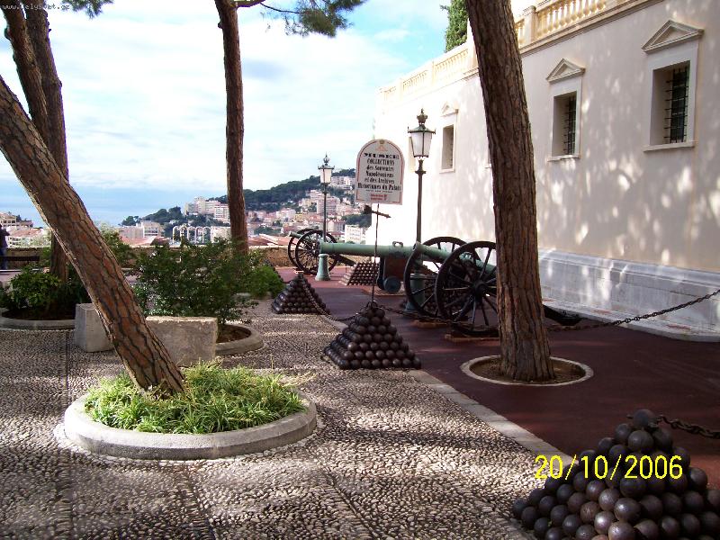 Foto: Monako-Historická děla u knížecího paláce.