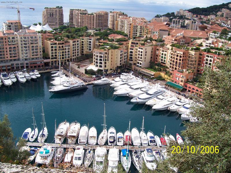 Foto: Monako-Zahrady na střechách domů.