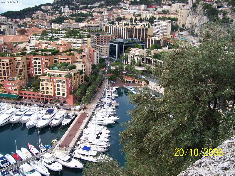 Foto: Monako-Zahrady na střechách domů.