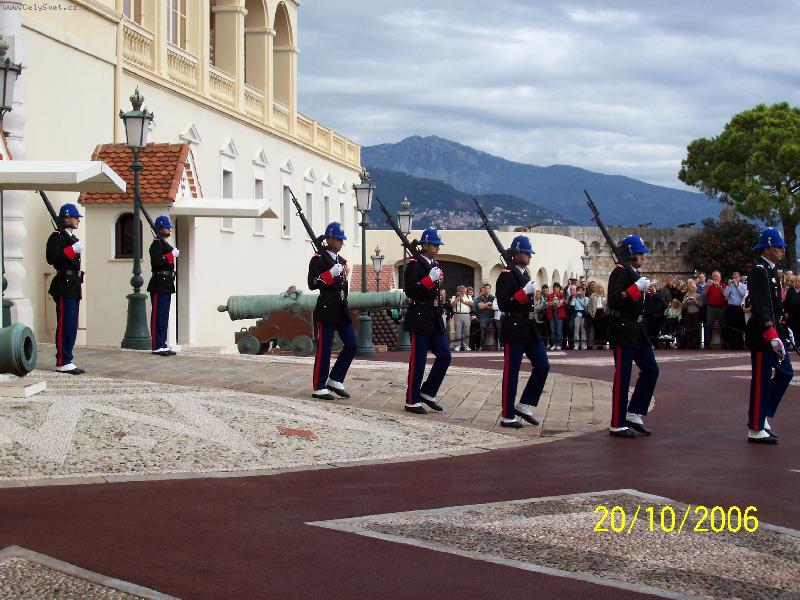 Foto: Monako-Střídání stráže u knížecího paláce.