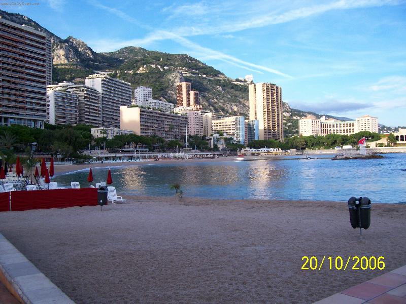 Foto: Monako-Pláž v Monte Carlu.