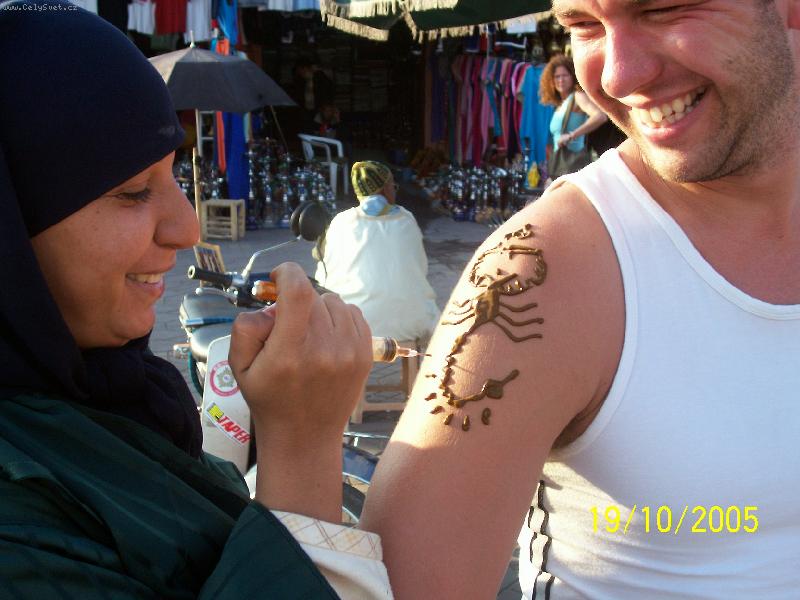 Foto: Berberská žena-Berberské ženy v Marakéši zdobí turisty henou.