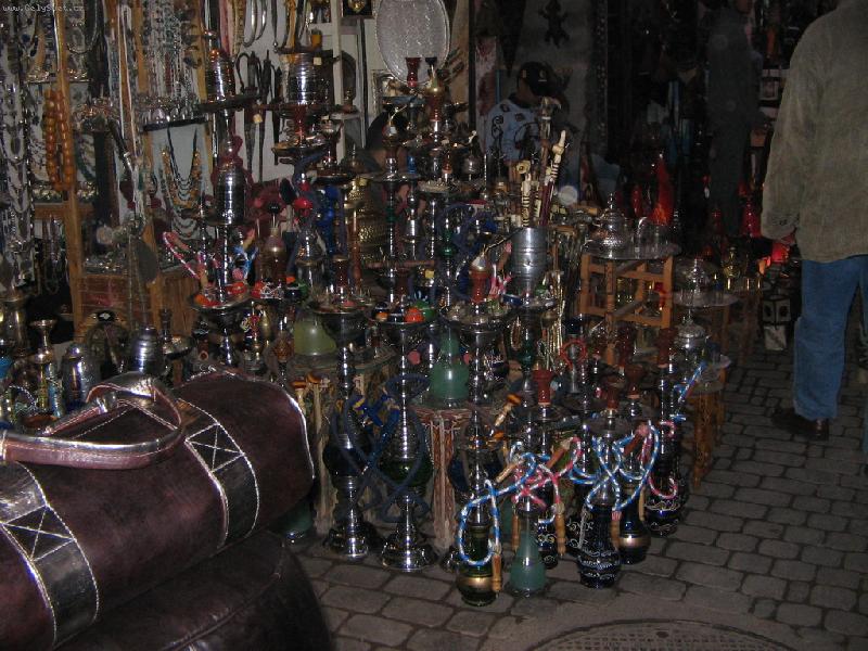 Foto: Vodní dýmky-Široká nabídka vodních dýmek na trhu v Marakéši