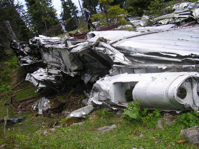 Foto: Trosky lietadla na Slemä-13.13.10.1944 - pád lietadla, pri ktorom zahynuli bojovníci SNP (Slovenského národného povstania) na Slamä.