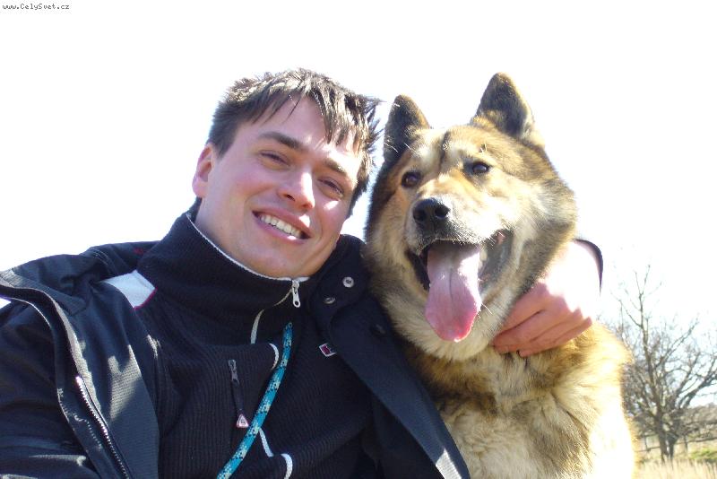 Foto: jsou mi 4 a jmenuju se Brat a to je můj páníček