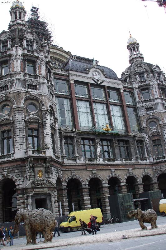 Foto: Slony v Antwerpách-Akcia ochrancov prírody pred žst. Antwerpy v lete 2007