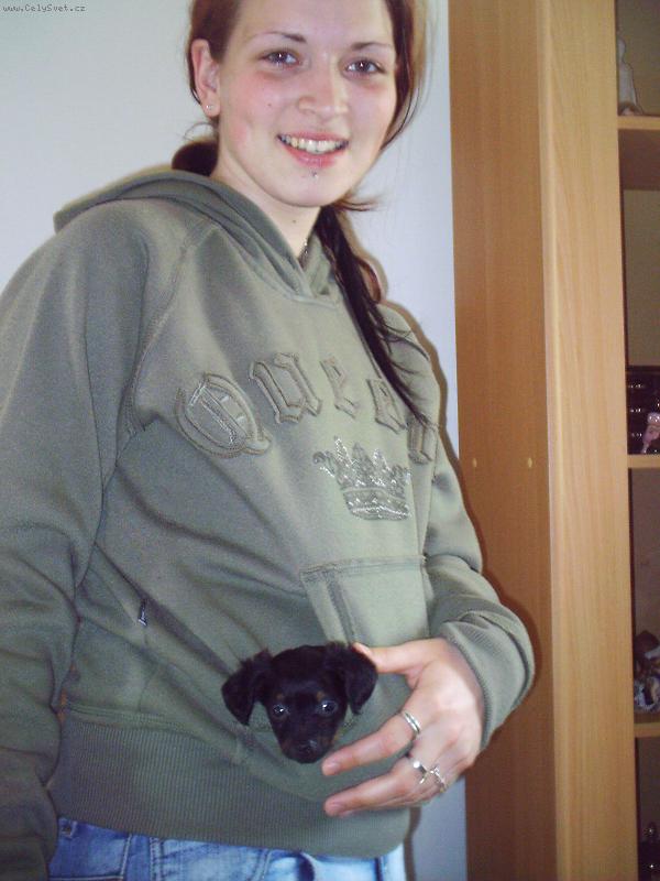 Foto: nejlepší odpočinek u Áji-2měsíční matýsek v kapse