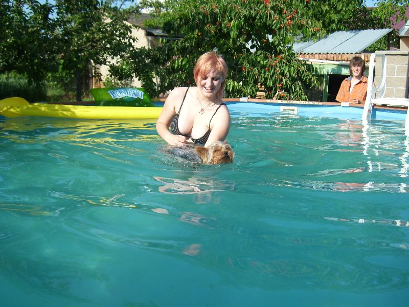 Foto: v bazenu-bube zněho zachranař