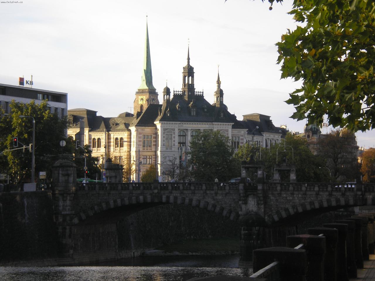 Foto: Plzeň-Most přes Radbuzu,v pozadí muzeum