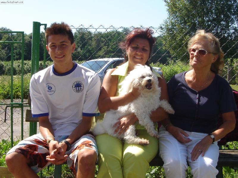 Foto: Denýsek-Já jsem ten uprostřed,ten bílej!Jako vždy středem pozrnosti...Jsem jak líček ...úúúúáááá
