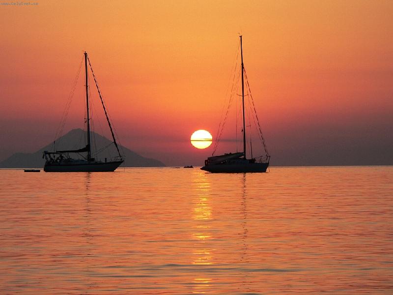 Foto: Večer v přístavu-Večer, když jsem usínal na pláži ...(foceno ze spacáku)