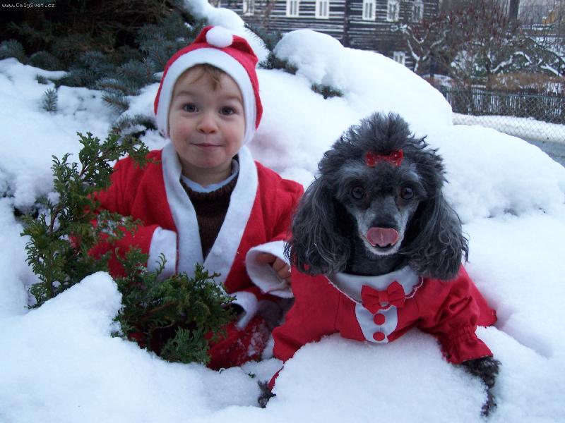Foto: SANTA A JEHO POMOCNÍK...-ČERVENÁ NÁM SLUŠÍ...