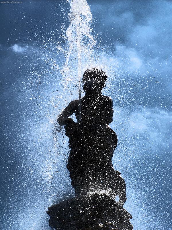 Foto: andílek-kašna na náměstí v Č. Budějovicích