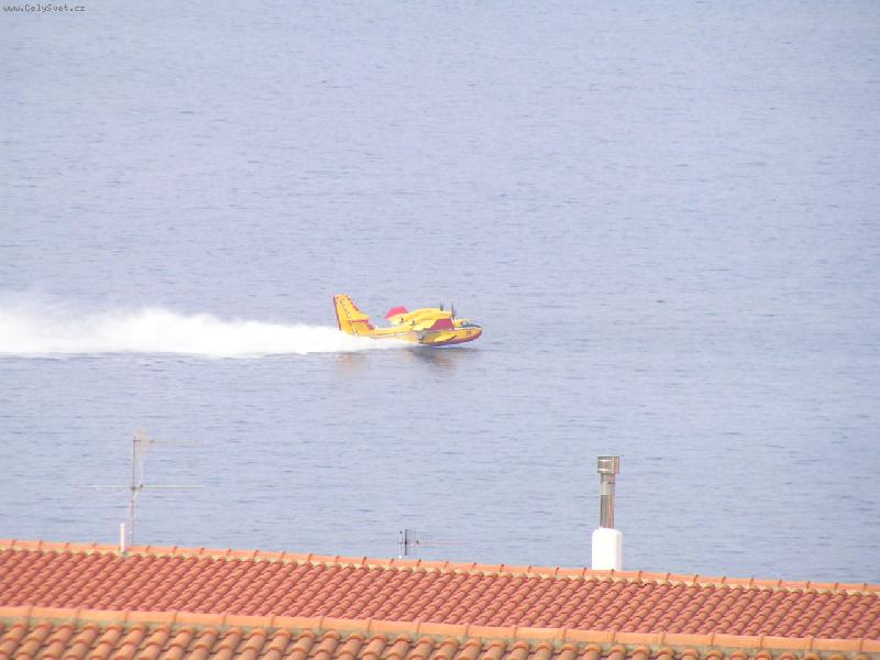 Foto: nabrat vodu a honem zpátky nad hořící les-jak krásný pohled....pouze na letadlo.na les ne