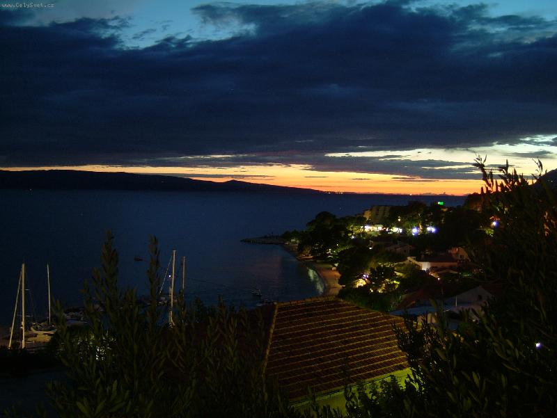 Foto: Brela noční pohled