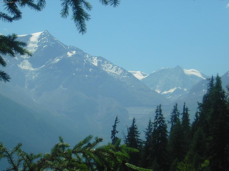 Foto: grande dixence-horské údolí s přehradou Grande Dixence