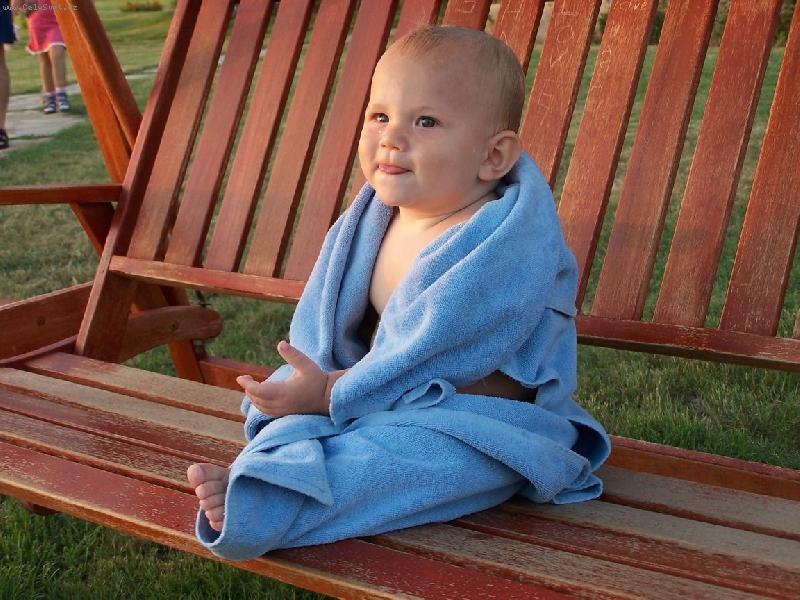 Foto: Relaxace na houpačce-Roční synek odpočívá po slané koupeli