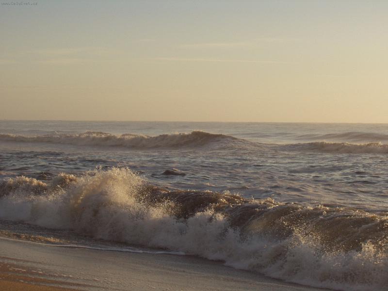 Foto: úsvit-mořské pobřeží brzo ráno po bouři
