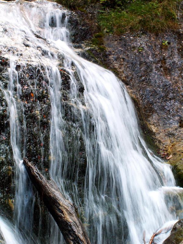 Foto: vodopádek-Malý vodopád na Jánošíkových Dierách; cestou na Malý (1343) a Velký Rozsutec (1610)