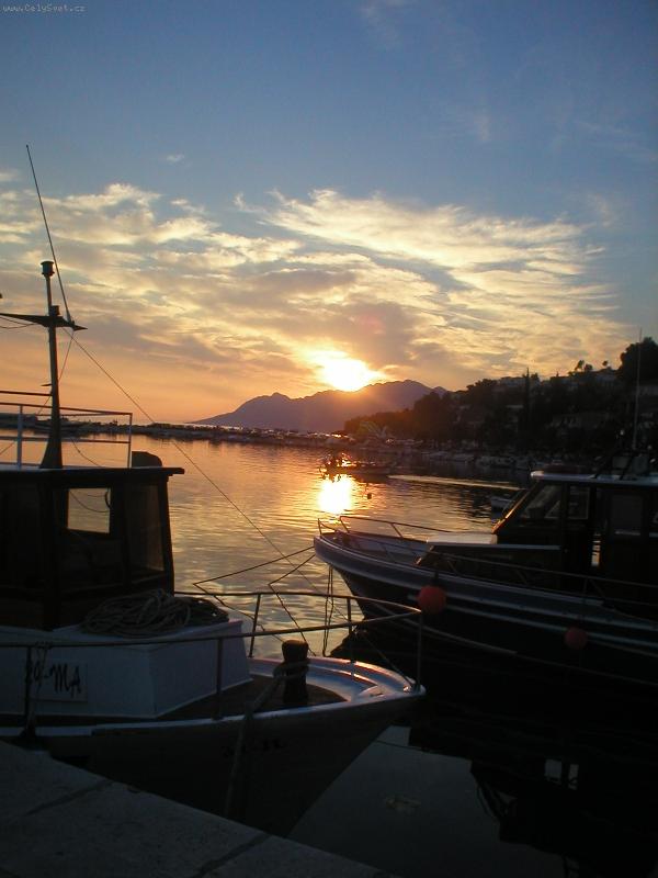 Foto: Západ slunce v přístavu-Baška Voda