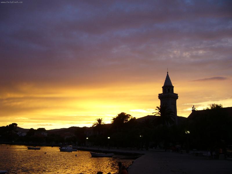 Foto: západ slunce nad městem