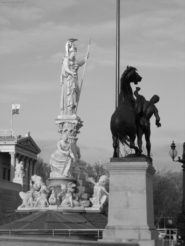 Foto: Před vídeňským Parlamentem