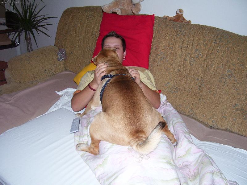 Foto: láááska nebeskááá-paniček a náš chlupatý miláček nemůžou bez sebe existovat. Bez pusinky na spani neusnou.....