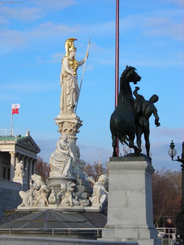 Foto: Před víděňským Parlamentem