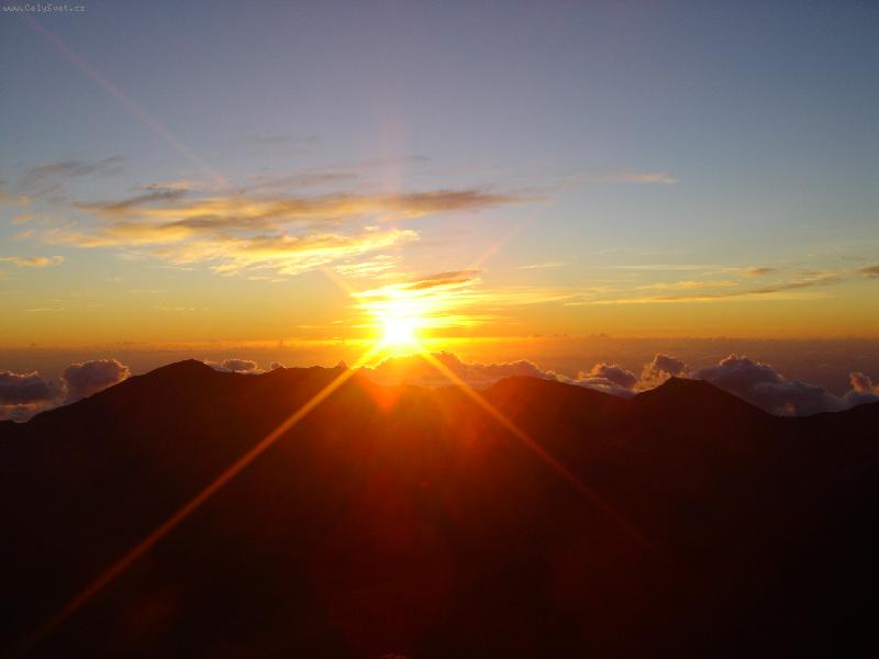 Foto: východ slunce na Hawaii-foceno ze sopky