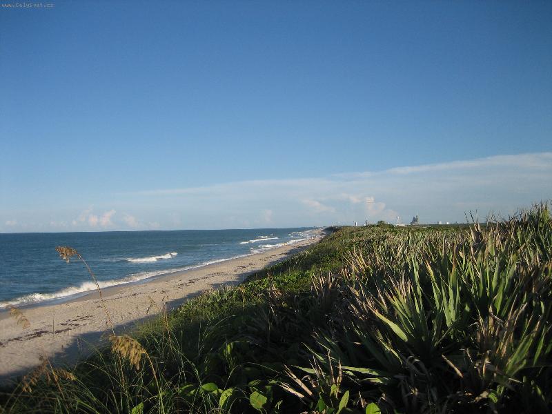 Foto: Cape Canaveral, Florida-Nádherná liduprázdná pláž, v pozadí Kennedy Space Center