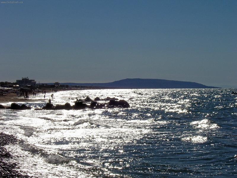 Foto: slunce odrážející se ve vlnách