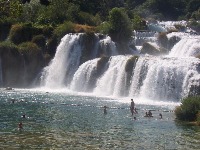 Foto: NÁRODNÍ PARK KRKA-Vodopády stékající do jezírka