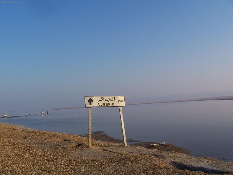 Foto: Dlouhá cesta-Silnice přes solné jezero