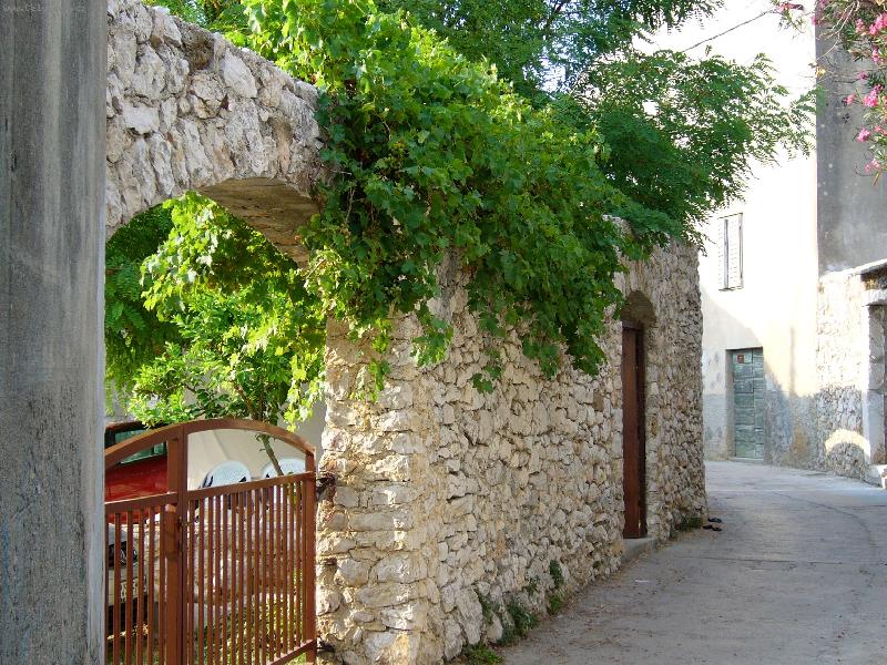 Foto: Ulička v Novalje