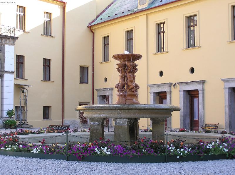 Foto: zámek Zbiroh - nádvoří s kašnou-Zbirožský zámek