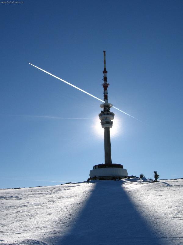 Foto: Kostky ve tmě-Fotografie vysílače na Pradědu, březen 2007