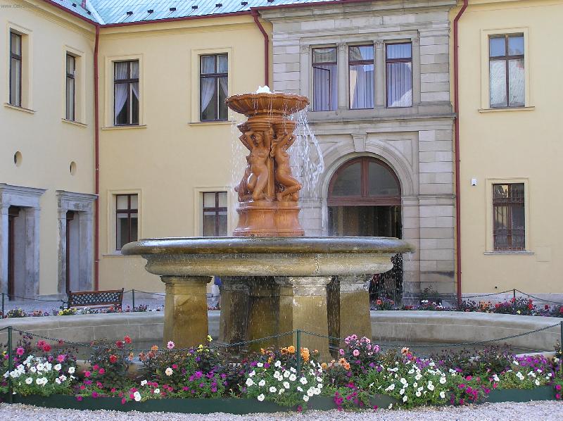 Foto: Zbiroh - zámek-kašna na nádvoří